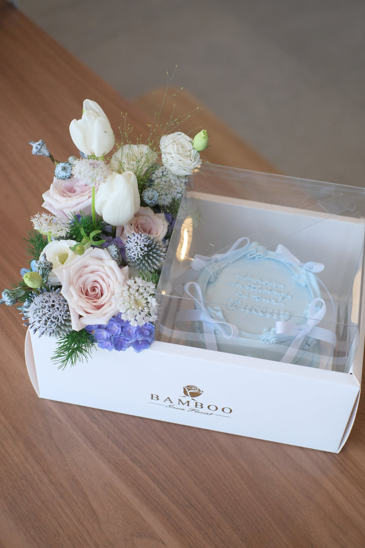 Mini 4-inch cake with seasonal flowers by Bamboo Green Florist – a charming and elegant treat for any occasion in Penang. Order now for delivery!