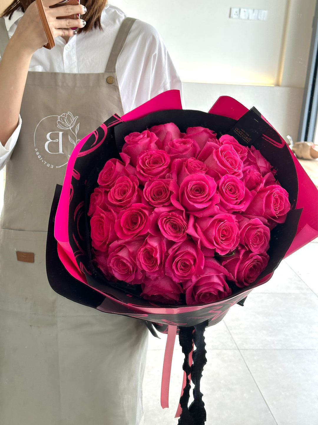Floyd Pink Roses radiate bold energy and make a striking statement. Featuring 30 vibrant roses, this bouquet is both provocative and unforgettable.