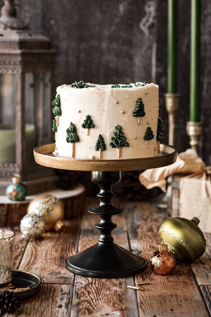 Pretty gold and green Christmas cake by Bamboo Green Florist – a festive and elegant treat for holiday celebrations in Penang. Order now for delivery!