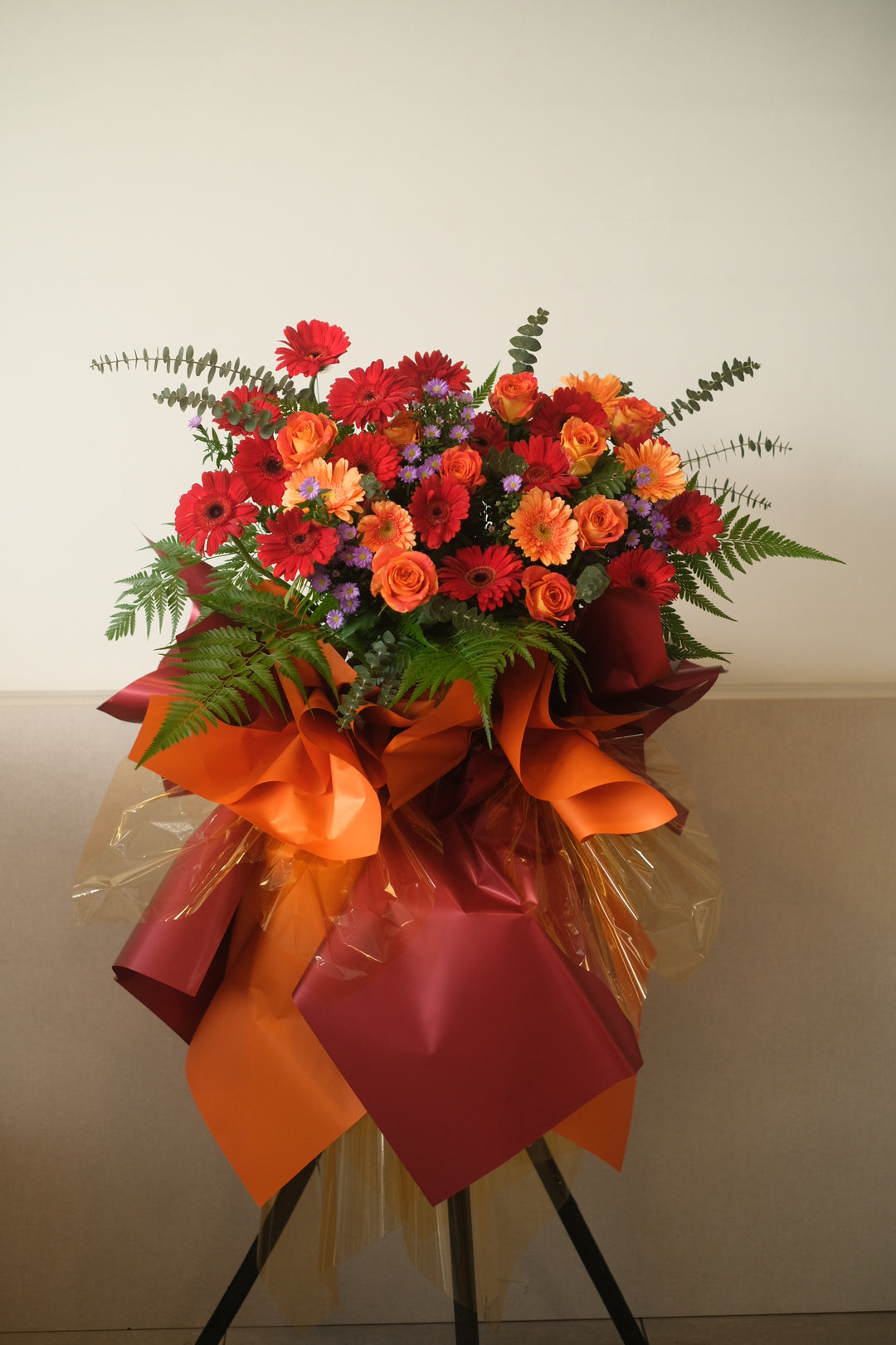An omakase fresh flowers opening stand series, designed by our florist.   This piece will be arrange in a palette of red, orange to fit in any space. 