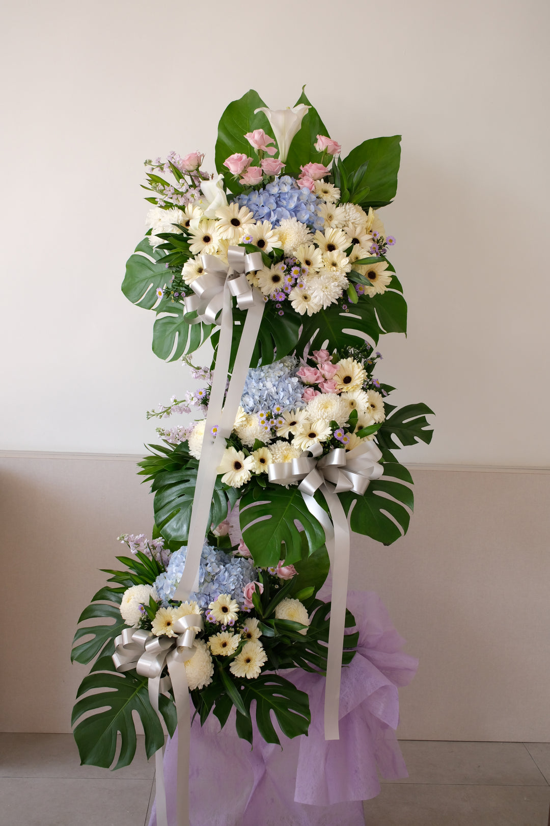 Elegant condolence flower stand by Bamboo Green Florist Penang — white and green fresh flowers arranged gracefully for sympathy and funeral tribute.