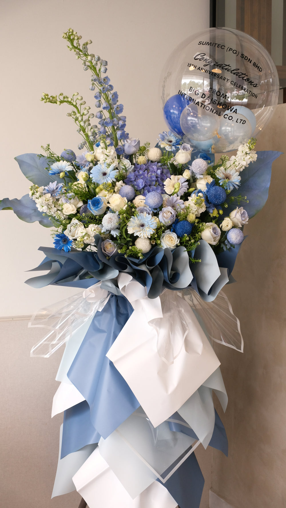 Blue opening flower with a balloon decorated by Bamboo Green Florist in Penang Island. Preorder at least 3 days.