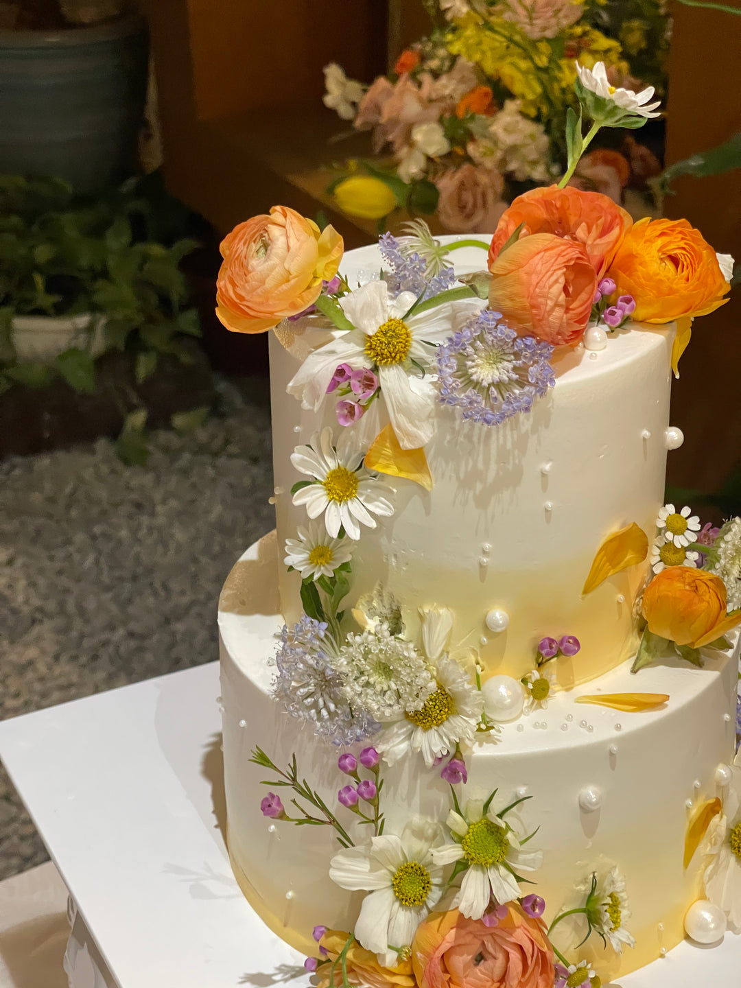Floral Elegance Cake by Bamboo Green Florist – A beautifully crafted cake adorned with fresh flowers, perfect for any special occasion in Penang. Order now for a touch of natural beauty and sweetness!