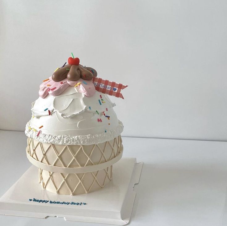 Cupcakes Design Cake by Bamboo Green Florist – a delightful and artistic treat, perfect for any celebration in Penang. Order now for delivery!