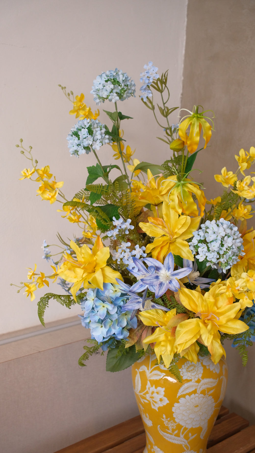 Close-up of premium lifelike artificial lilies and snowball flowers in Maison Flor – elegant silk flower arrangement for modern home and office decor.