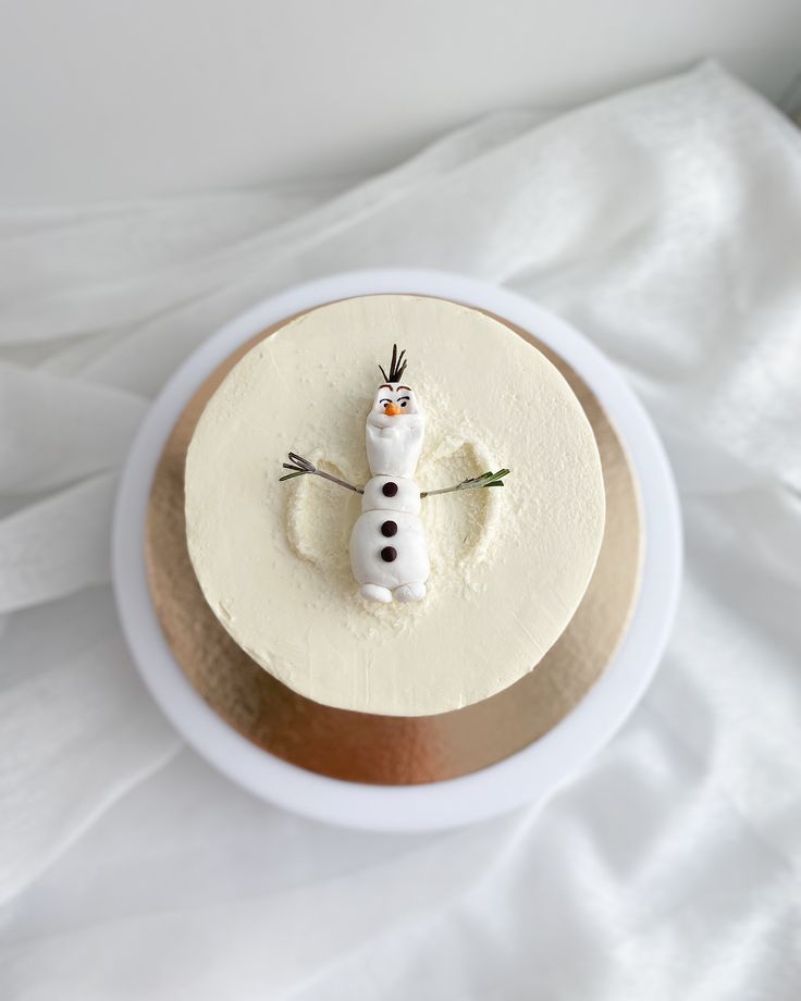 Olaf-Themed Cake by Bamboo Green Florist – a delightful treat for Frozen fans. Perfect for celebrations in Penang. Order now for delivery!