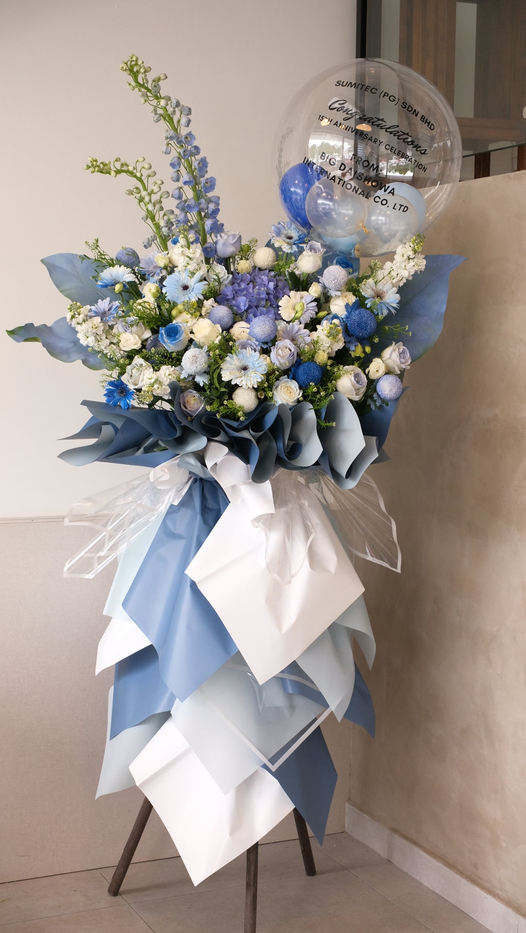 Blue opening flower with a balloon decorated by Bamboo Green Florist in Penang Island. Preorder at least 3 days.