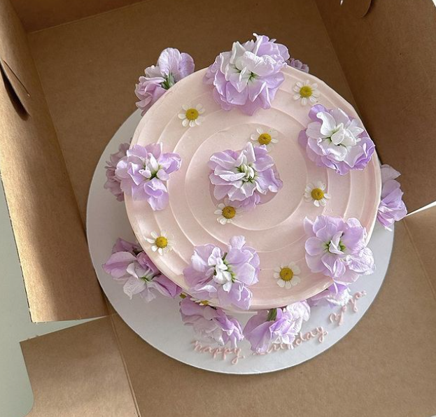 Tender Treasures Cake by Bamboo Green Florist – a delicate and elegant treat perfect for any celebration in Penang. Order now for delivery!