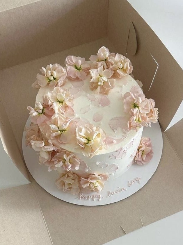 Tender Treasures Cake by Bamboo Green Florist – a delicate and elegant treat perfect for any celebration in Penang. Order now for delivery!