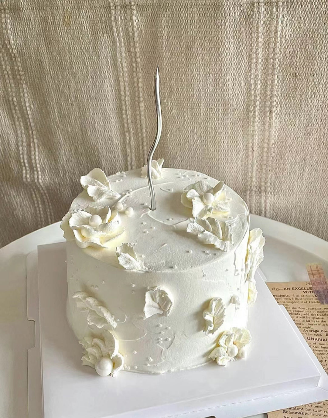 White Posies Cake by Bamboo Green Florist – an elegant masterpiece perfect for weddings & anniversaries. Order now for a timeless celebration in Penang!
