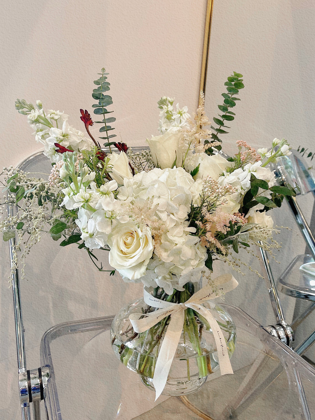 Deck your place with an aesthetic and relaxed design that will work perfectly on a hall table to greet you with a smile as you walk through the door.