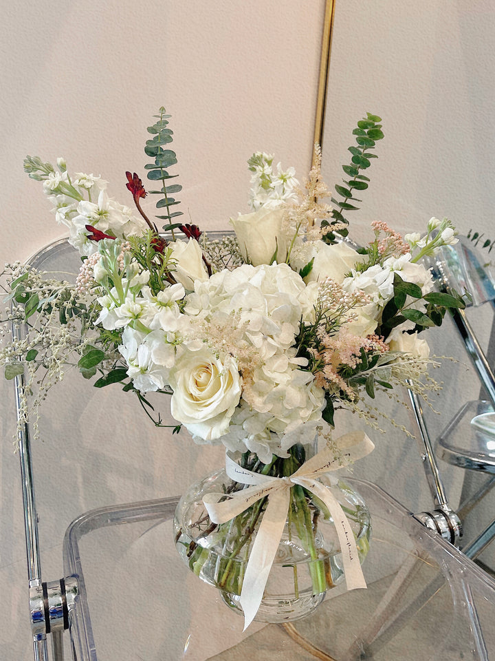 Deck your place with an aesthetic and relaxed design that will work perfectly on a hall table to greet you with a smile as you walk through the door.