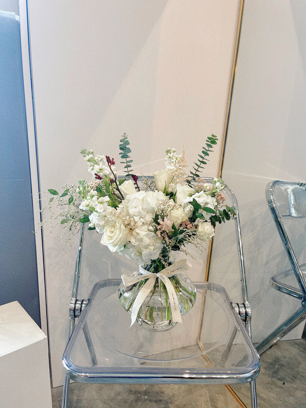 Deck your place with an aesthetic and relaxed design that will work perfectly on a hall table to greet you with a smile as you walk through the door.