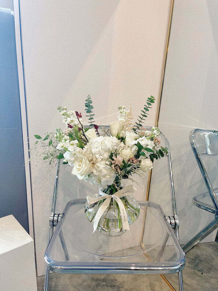 Deck your place with an aesthetic and relaxed design that will work perfectly on a hall table to greet you with a smile as you walk through the door.