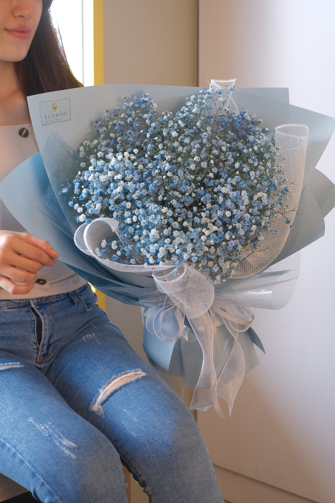 Discover our stunning Ecuador Baby's Breath bouquet, available in a variety of colors. Approximate height: 50cm. Perfect for special moments. Order now from Bamboo Green Florist.