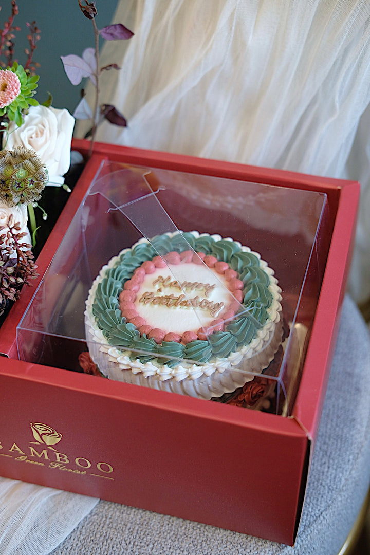 Mini 4-inch cake with seasonal flowers by Bamboo Green Florist – a charming and elegant treat for any occasion in Penang. Order now for delivery!