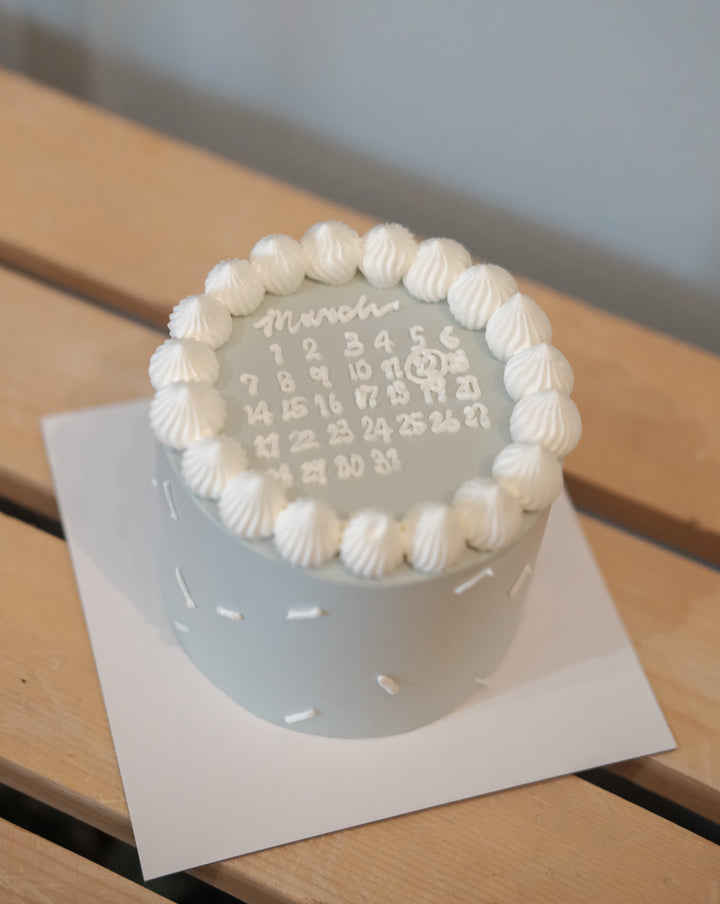 4 inches birthday calendar cake, perfect for 2-5 pax.   Our cake artisan will circle the birthday date of your recipient. Cakes delivery in Penang.