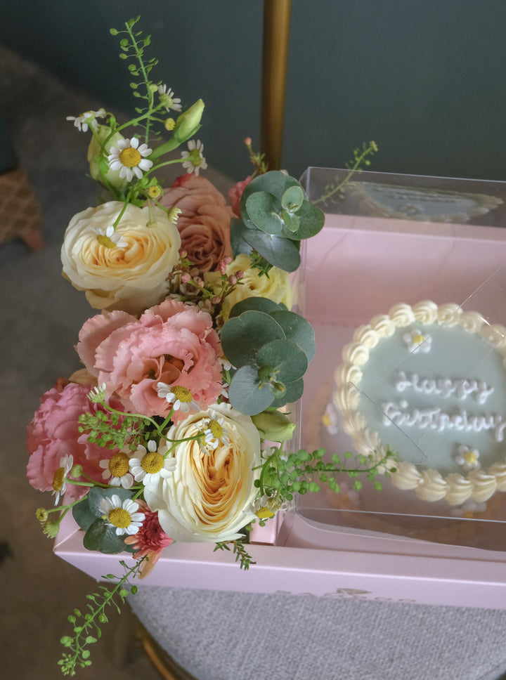 Mini 4-inch cake with seasonal flowers by Bamboo Green Florist – a charming and elegant treat for any occasion in Penang. Order now for delivery!