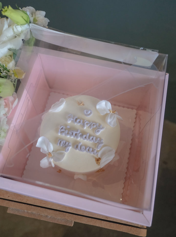 Mini 4-inch cake with seasonal flowers by Bamboo Green Florist – a charming and elegant treat for any occasion in Penang. Order now for delivery!