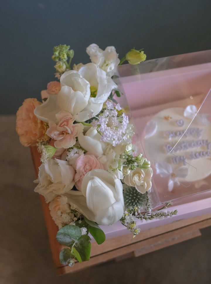 Mini 4-inch cake with seasonal flowers by Bamboo Green Florist – a charming and elegant treat for any occasion in Penang. Order now for delivery!