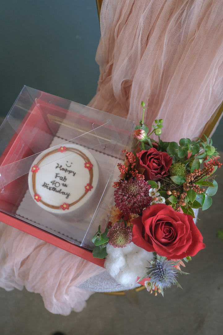Mini 4-inch cake with seasonal flowers by Bamboo Green Florist – a charming and elegant treat for any occasion in Penang. Order now for delivery!