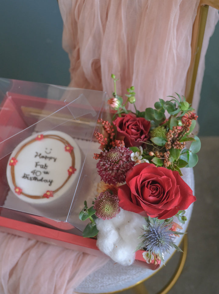 Mini 4-inch cake with seasonal flowers by Bamboo Green Florist – a charming and elegant treat for any occasion in Penang. Order now for delivery!