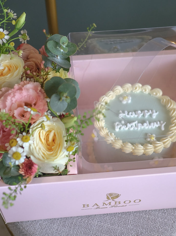 Mini 4-inch cake with seasonal flowers by Bamboo Green Florist – a charming and elegant treat for any occasion in Penang. Order now for delivery!