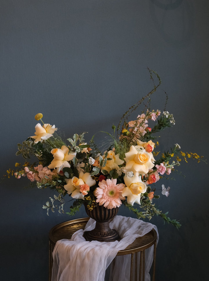 Experience luxurious natural beauty with this elegantly curated vase arrangement. Wild & organic, yet perfectly refined. Same-day delivery available across Penang. Bamboo Green Florist.