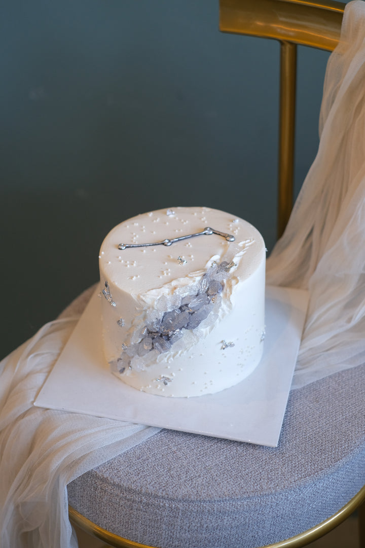 6-inch Horoscope Cake by Bamboo Green Florist – a celestial-inspired treat perfect for astrology lovers in Penang. Order now for delivery!