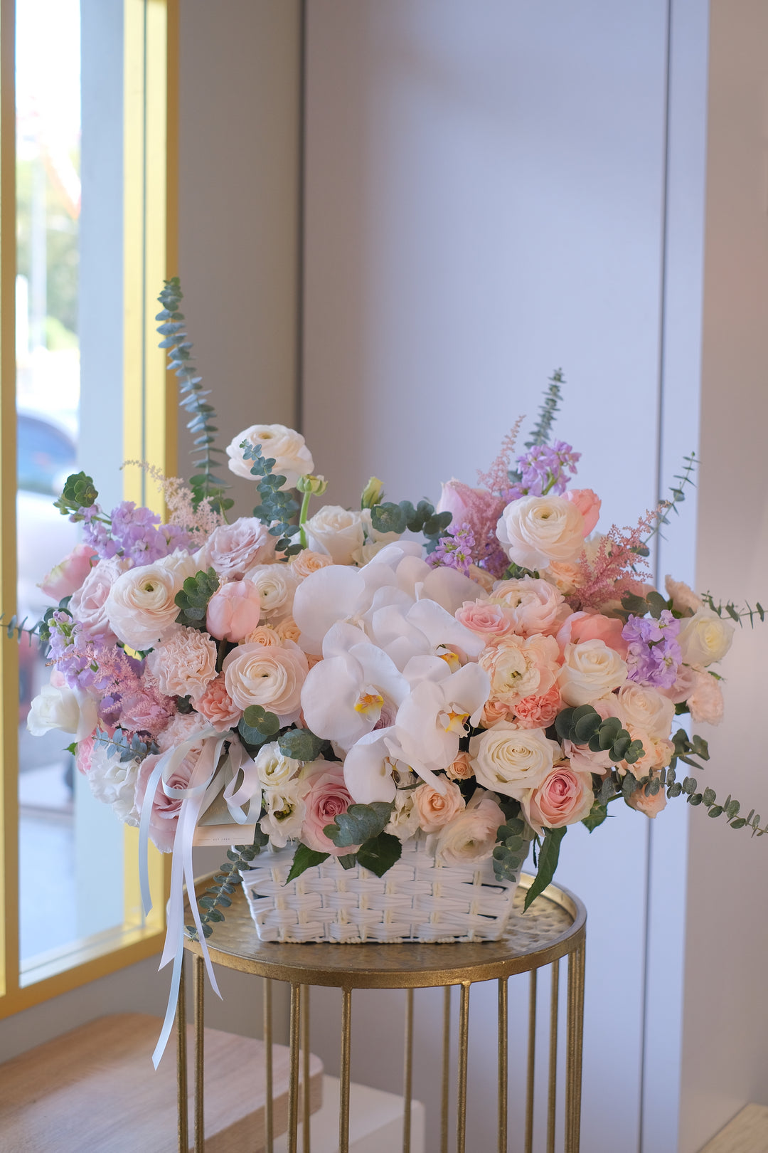 Showcasing a soft palette of colors, this floral art piece is designed to impress. Order from Bamboo Green Florist, Penang’s top florist with same-day delivery!