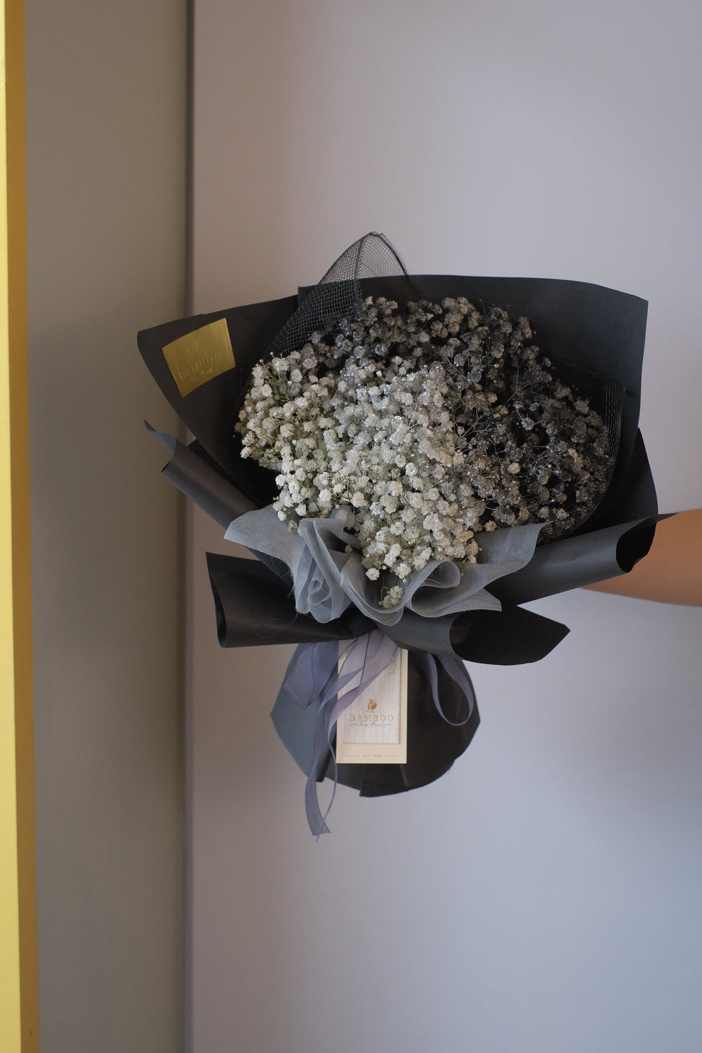 Discover our stunning Ecuador Baby's Breath bouquet, available in a variety of colors. Approximate height: 50cm. Perfect for special moments. Order now from Bamboo Green Florist.