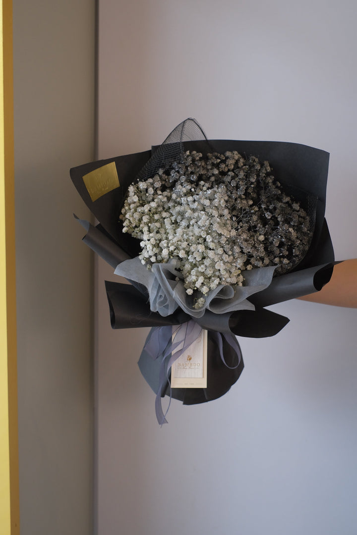 Discover our stunning Ecuador Baby's Breath bouquet, available in a variety of colors. Approximate height: 50cm. Perfect for special moments. Order now from Bamboo Green Florist.