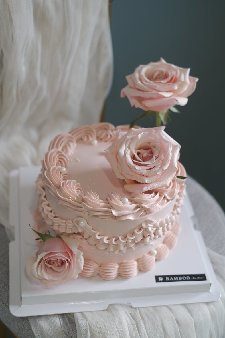 Rosy Rosy Dreams Cake by Bamboo Green Florist – elegantly finished with 3 latte roses for a stunning treat in Penang. Order now for delivery!
