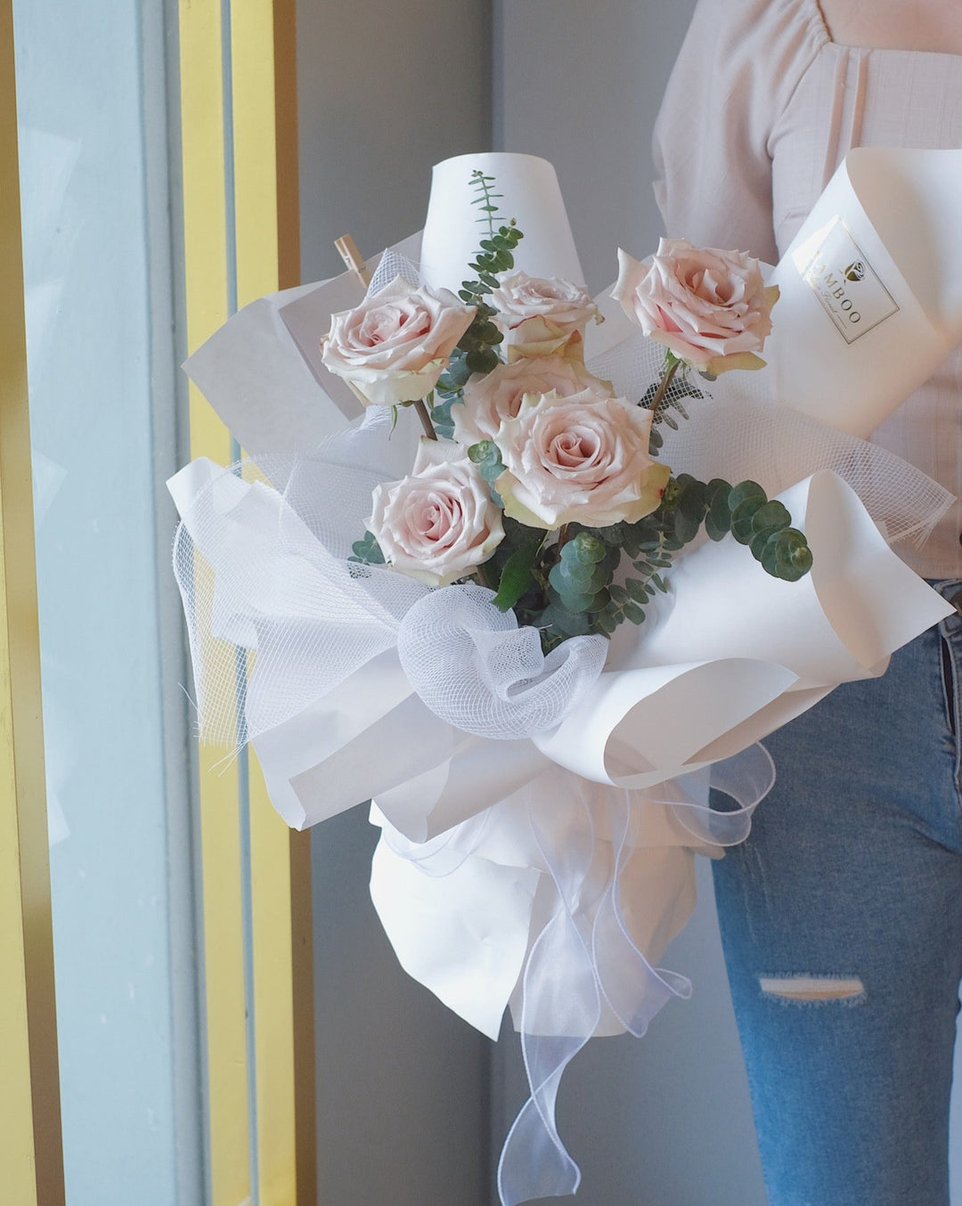 8 stalks roses in nude quicksand colours, blushes perfectly and beautifully. Same day bouquet delivery in Penang by online florist Bamboo Green Florist.