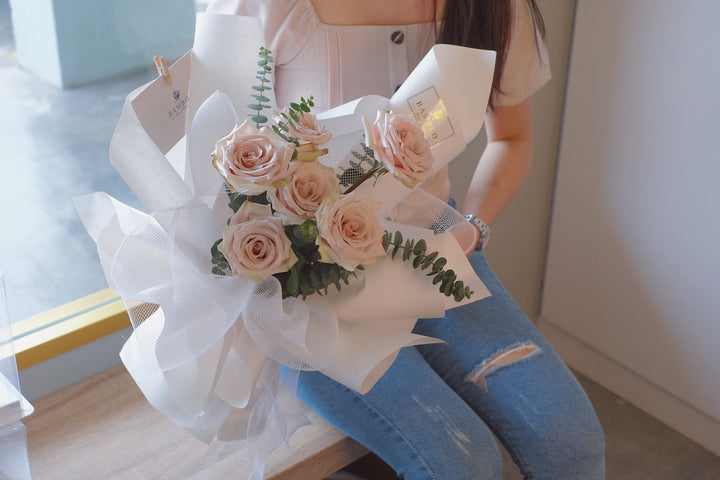 8 stalks roses in nude quicksand colours, blushes perfectly and beautifully. Same day bouquet delivery in Penang by online florist Bamboo Green Florist.