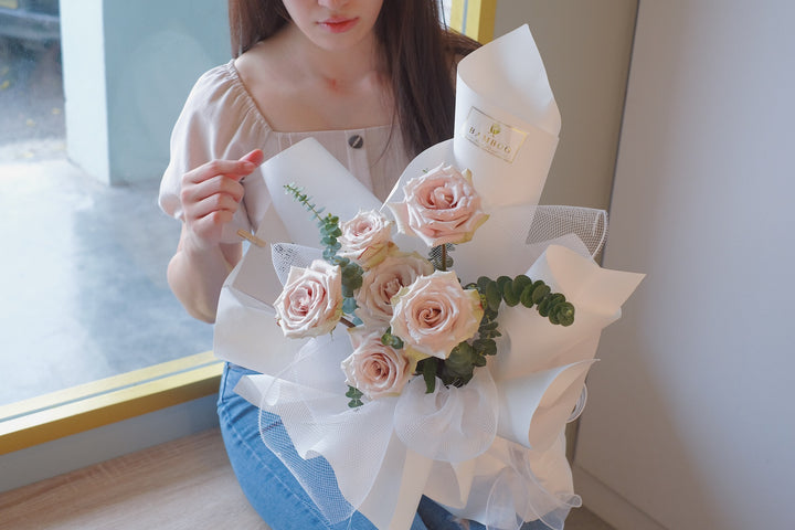 8 stalks roses in nude quicksand colours, blushes perfectly and beautifully. Same day bouquet delivery in Penang by online florist Bamboo Green Florist.