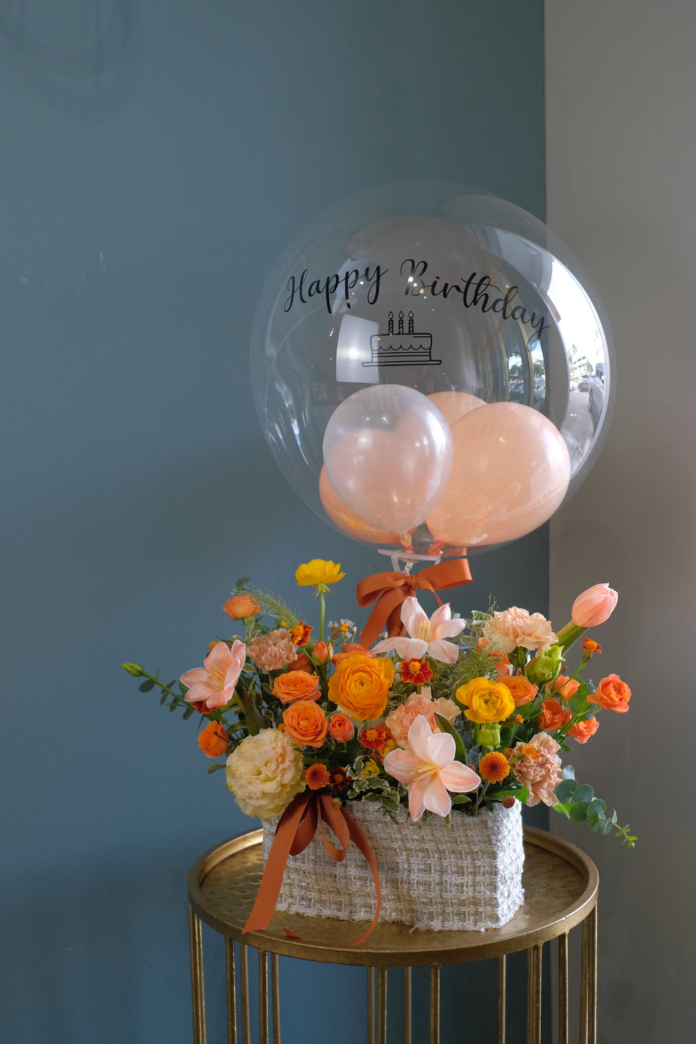 Omakase (お任せ) means “I’ll leave it up to you.” Choose soft pastels to soothe or vibrant blooms to energize. Add a balloon for a special touch! Same-day delivery in Penang.