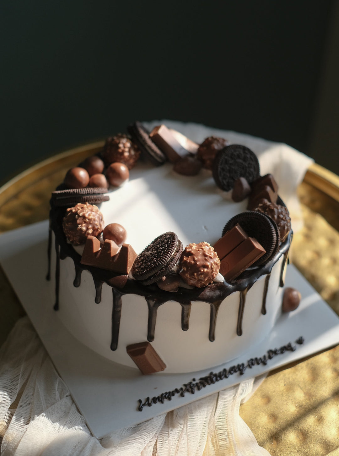 Rich and decadent chocolate cake by Bamboo Green Florist – a perfect treat for any occasion in Penang. Order now for delivery!