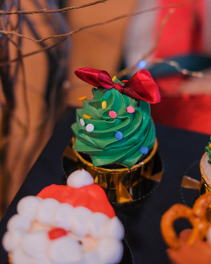 Christmas Edition cupcakes by Bamboo Green Florist – loaded with festive holiday flavors. Perfect for celebrations in Penang. Order now for delivery!