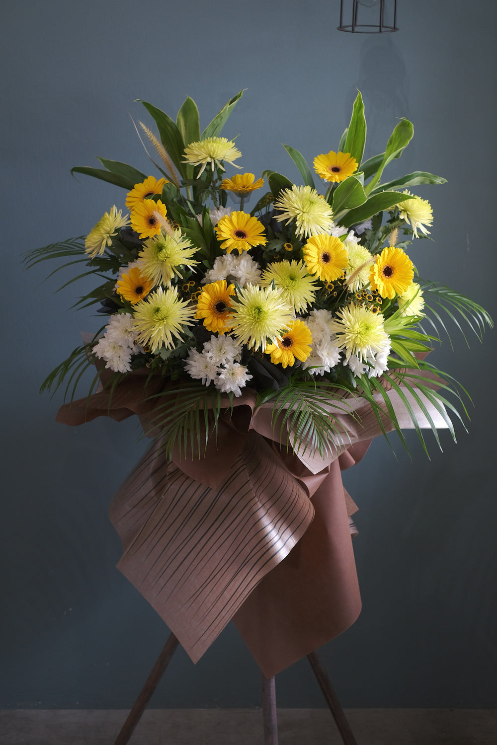 Design of the week of April, when words leave you, express your sympathy and condolence the traditional way by sending a floral tribute to honor the memory of a loved one, relative or friend. For same day condolences flowers delivery in Penang.