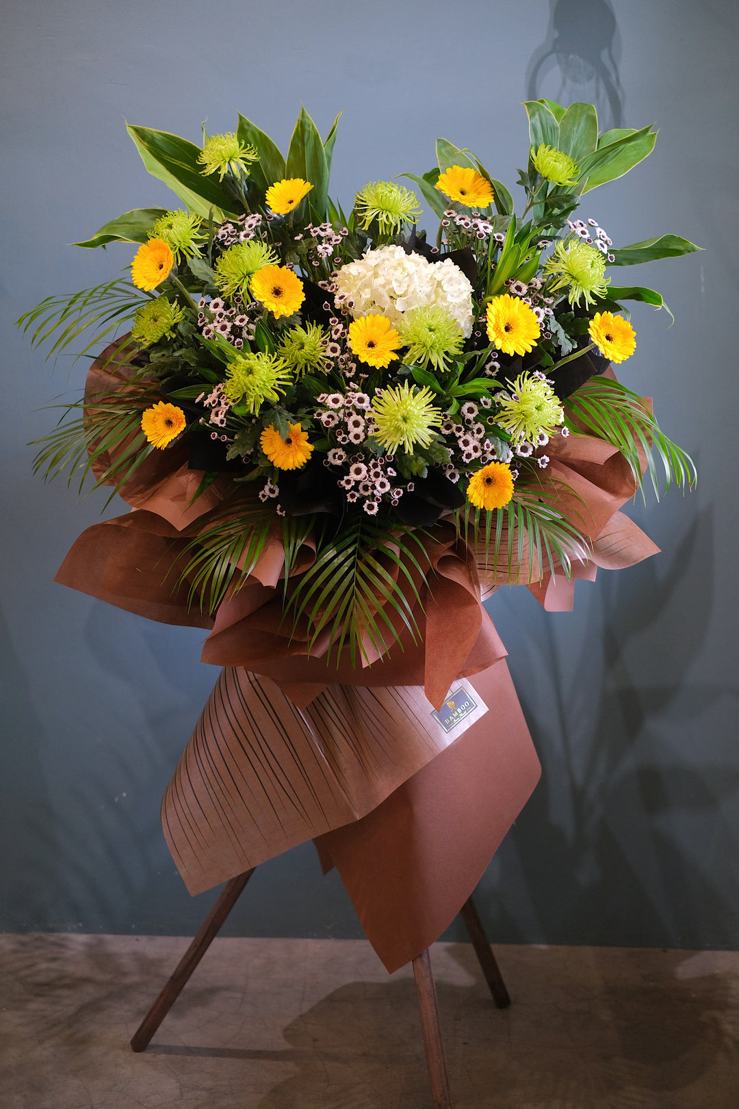 Design of the week of April, when words leave you, express your sympathy and condolence the traditional way by sending a floral tribute to honor the memory of a loved one, relative or friend. For same day condolences flowers delivery in Penang.