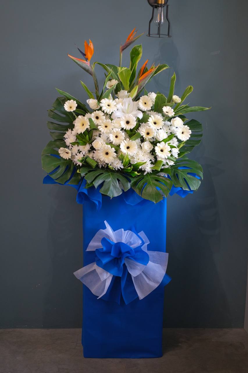 When a loved one or friend leaves us, it is never easy. At times, we may be lost for words, or fail to find the right ones to articulate our comfort and condolences. Say it with flowers, graceful and universally understood.For same day condolences flowers delivery in Penang.