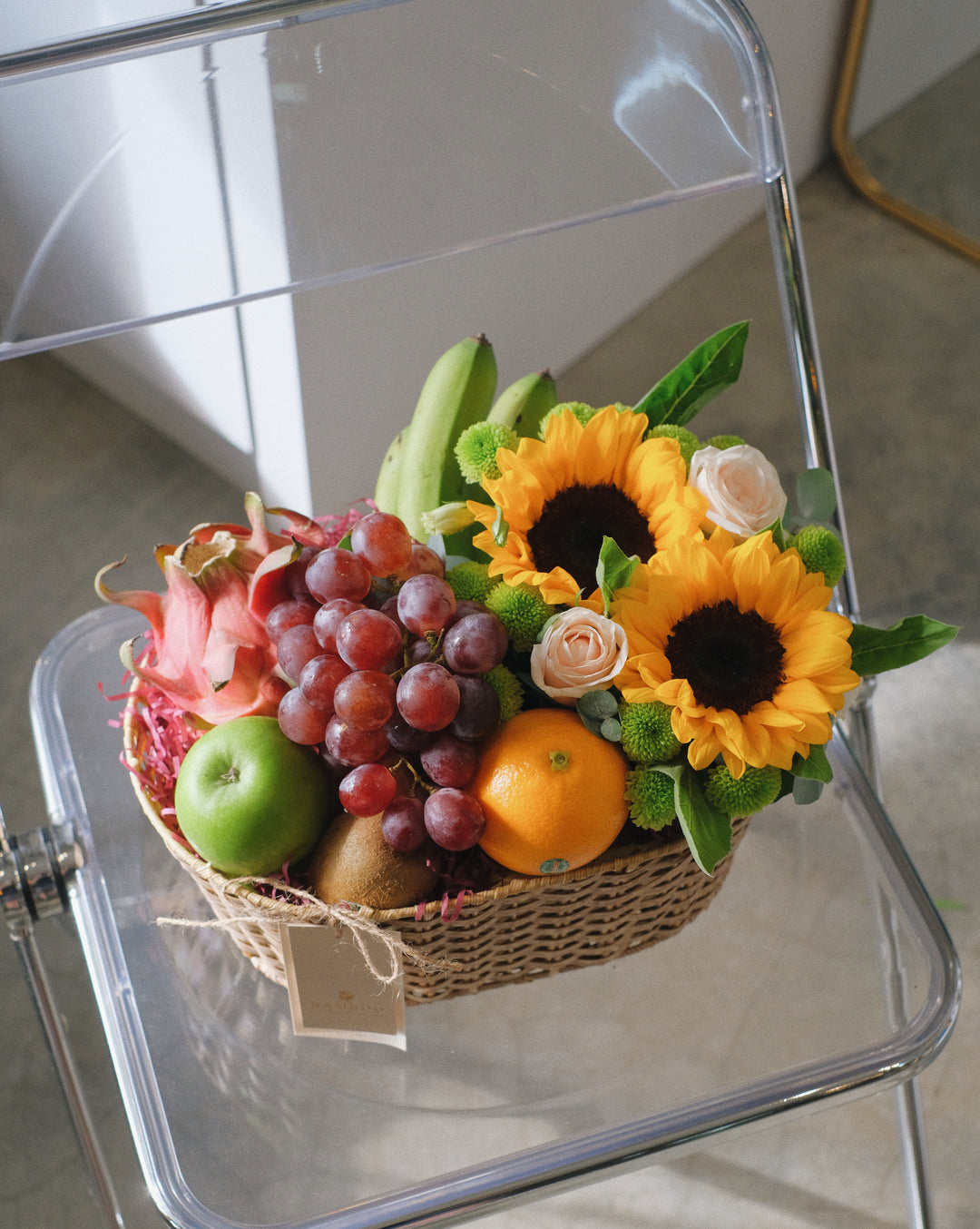 Need a quick pump you up, here’s our pick of the best for the health booster Bananas Green Apples x 1 Dragon Fruit x1 Grapes x1 bunch Orange x 1 Kiwi x 1 Fresh flowers & foliages adornment. Same day fruit basket delivery in Penang
