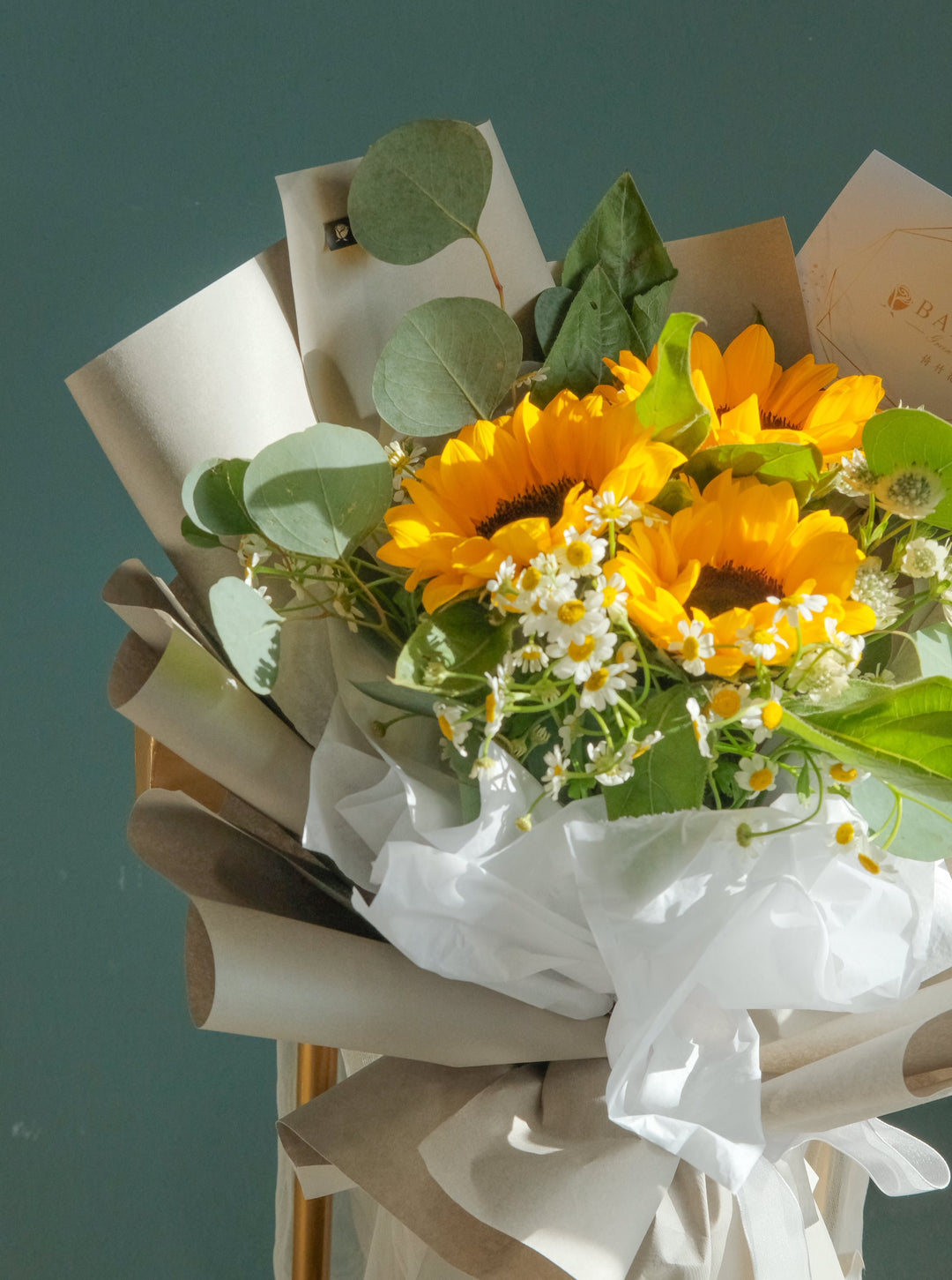 Pop, go the flowers! 3 vibrant sunflowers steal the spotlight in this stunning floral design. Perfect for any celebration. Same-day delivery in Penang!
