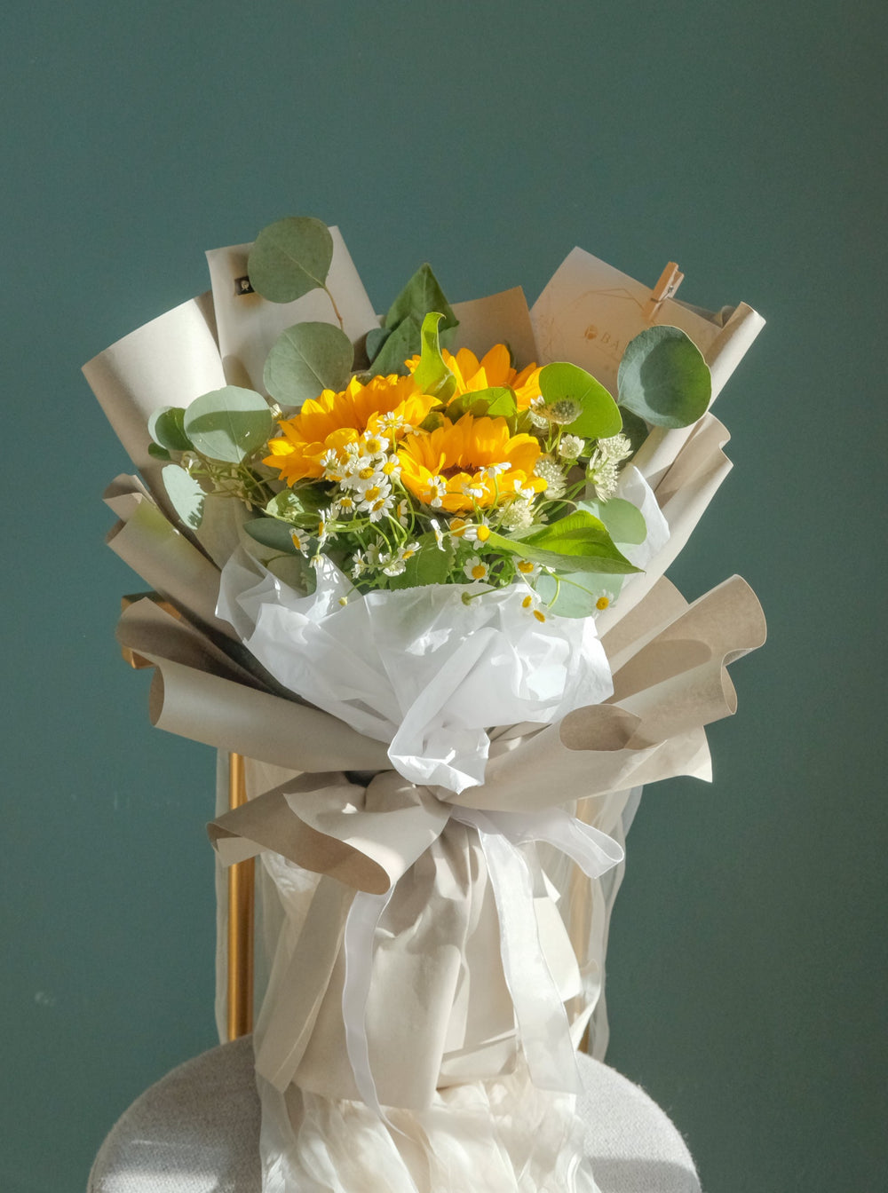 Pop, go the flowers! 3 vibrant sunflowers steal the spotlight in this stunning floral design. Perfect for any celebration. Same-day delivery in Penang!