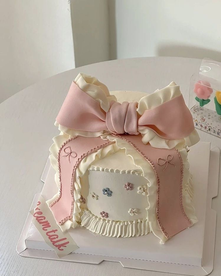 Lets change the cake game, with a picturesque cakes with a clean and minimalist design. 6 inches. Best Cake Penang | cake delivery in Penang. NOTE: Strictly 3 days order in advance, deliveries limited to Island & Mainland Penang, Sungai Petani, Nibong Tebal, Jawi & Kulim.