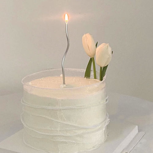 6-inch minimalist cake with fresh tulips by Bamboo Green Florist – a simple yet elegant treat for any occasion in Penang. Order now for delivery!