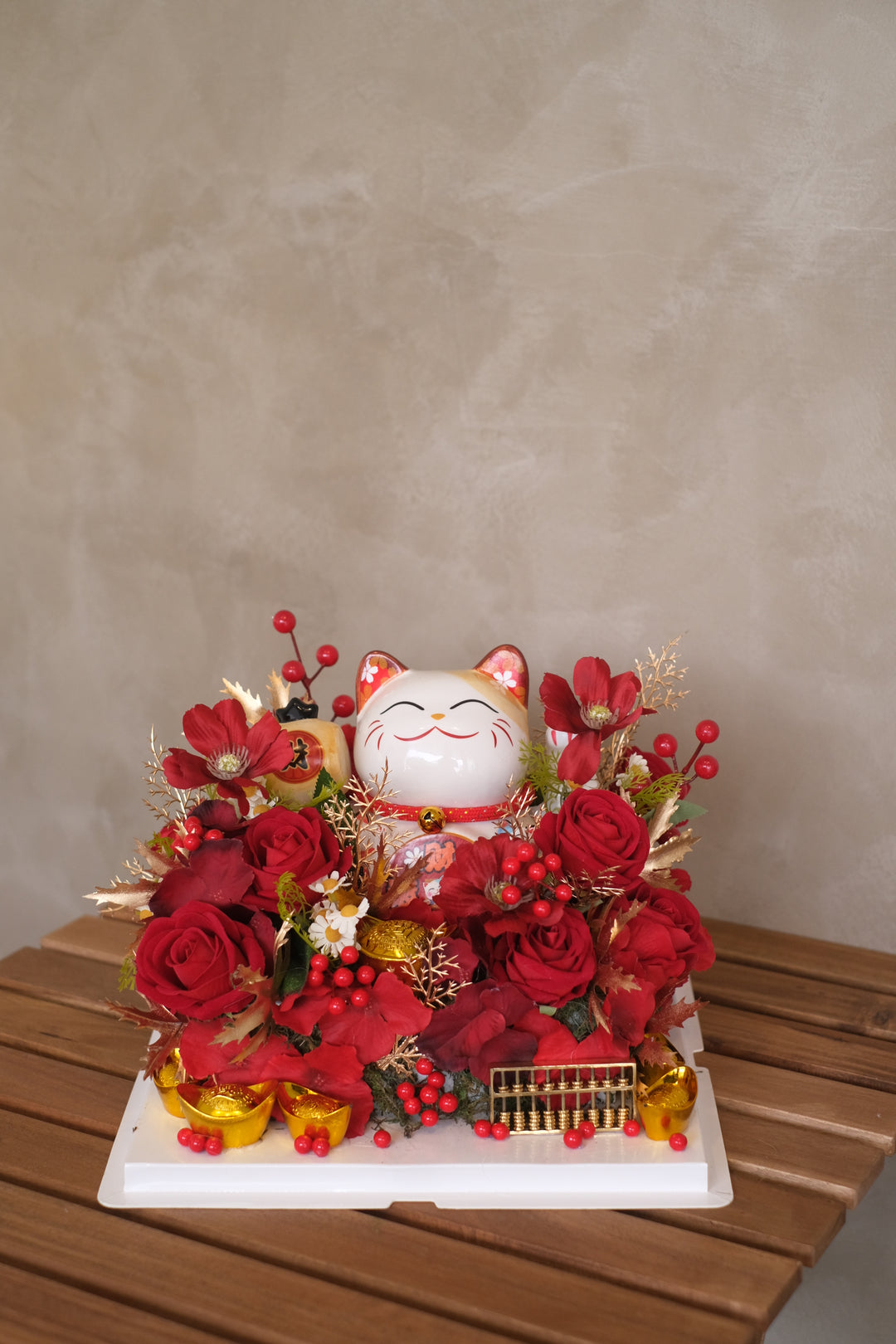 <p><meta charset="utf-8"><span>Lucky cats, also known as Maneki-neko, are believed to bring good luck and prosperity. Combining them with artificial flowers symbolizes a wish for success and positive outcomes in the new venture.</span></p>
