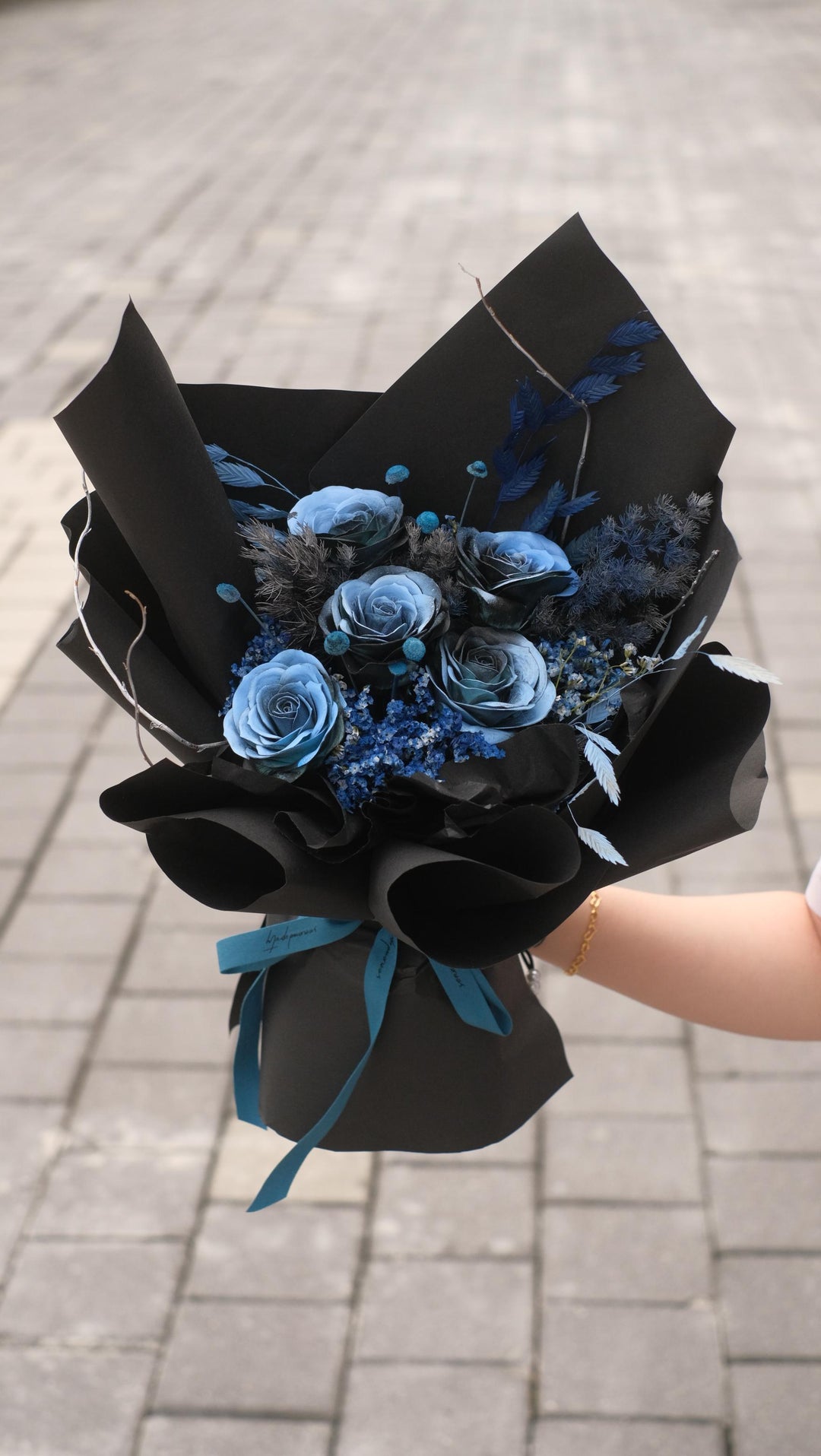 Blue Whisper – a serene arrangement of blue soap flowers, exuding elegance and tranquility. A timeless gift for any special occasion. Order online from Bamboo Green Florist, your trusted Penang florist.