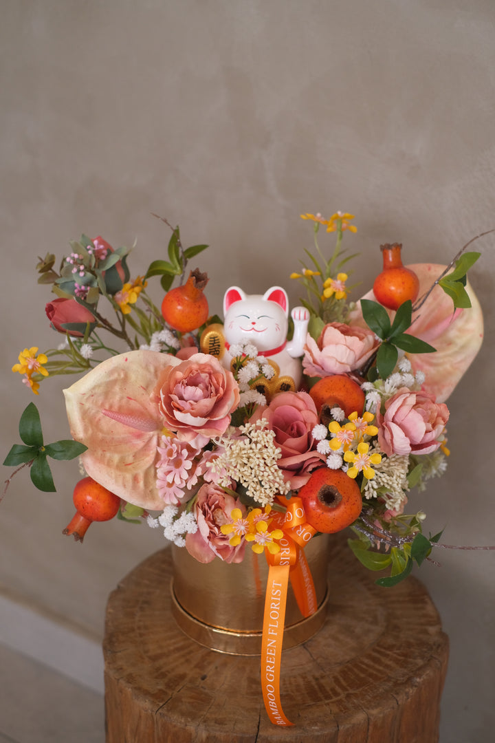 Presenting flowers at an opening event is a way to express congratulations and show support to the individuals or business undertaking this new venture. With our vibrant array of artificial flowers arranged with a figurine of a prosperous cat, symbolizing good fortune and abundance.